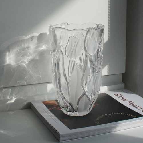 Sklenená váza s tulipánmi